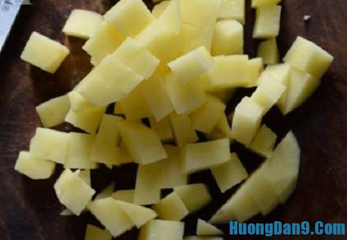 Sơ chế nguyên liệu thực hiện cách làm súp khoai tây 